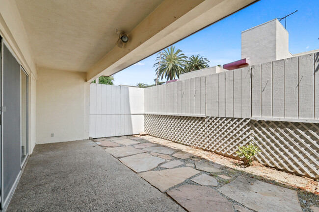 Building Photo - 1002 12th St in Santa Monica - North of Wi...