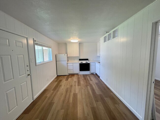 Building Photo - Spartanly Furnished Apartment 5 Miles to S...