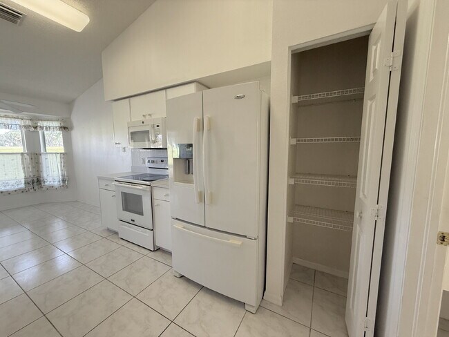 Building Photo - Heritage Pines active 55+ community 2/2 villa