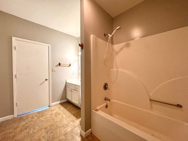 Building Photo - Freshly Updated 3 Bedroom/ 2 Bathroom Country Home