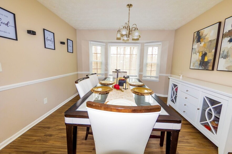 Building Photo - 917 Chartley Dr SW