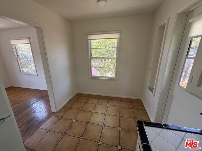 Building Photo - 802 Superba Ave