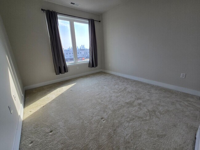 Building Photo - Gorgeous 3BD/2.5BA Waterfront Townhome!