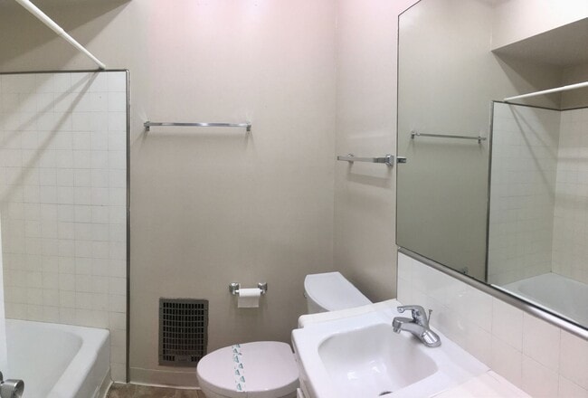 Building Photo - Mid Town Ventura - One Bedroom, One Bathro...