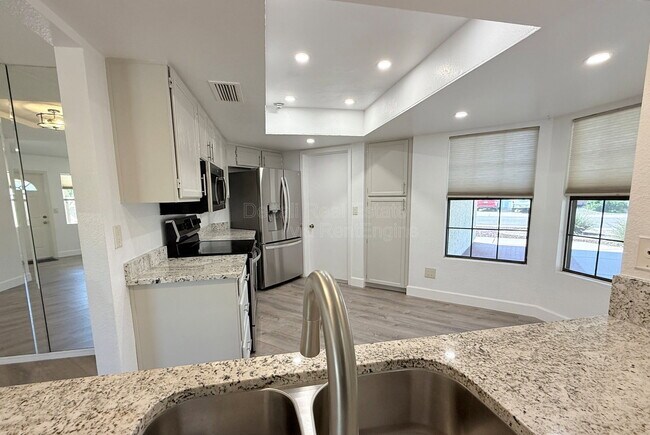 Building Photo - 4536 E Cheyenne Dr