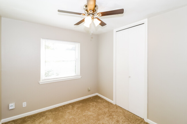 Building Photo - 9811 Temple Dr