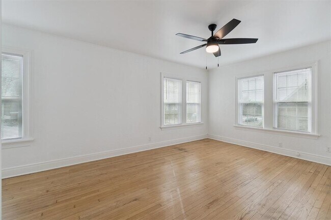 Building Photo - 1905 N Brauer Ave