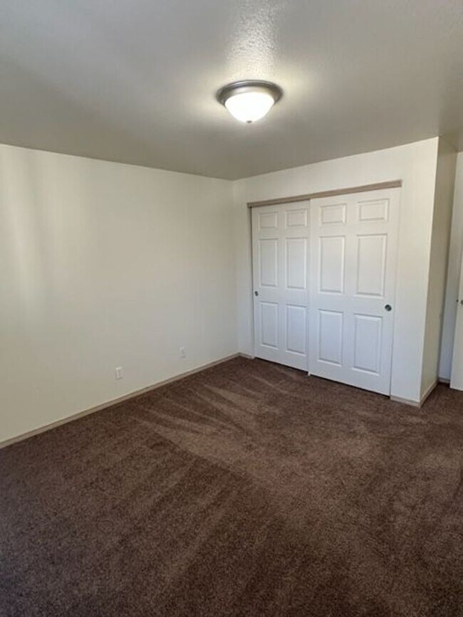 Building Photo - Rent Special: 1/2 Off March's Rent 2 Bedroom 1 Bath Unit NE Salem!