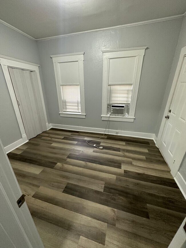 Building Photo - Fully Renovated 2/1 -Single Family Availab...