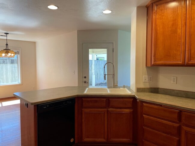 Building Photo - Stunning 3 Bedroom 2 Bath Home- Located in Friendly Central Point-Over 1600 Sq. Ft.