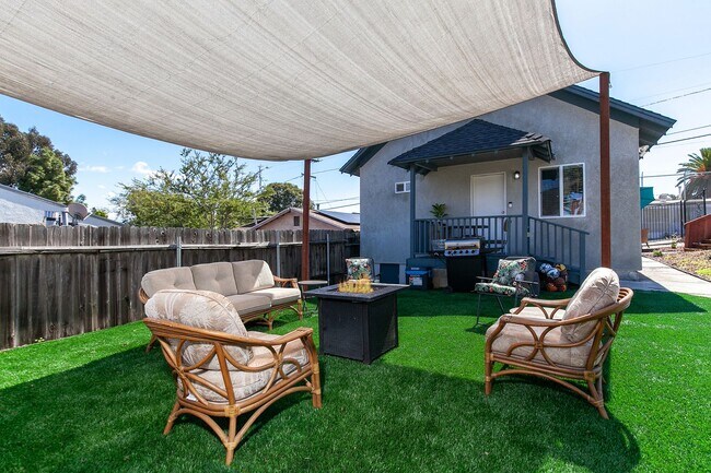 Building Photo - Newly furnished and remodeled 2 bed 2 bath!