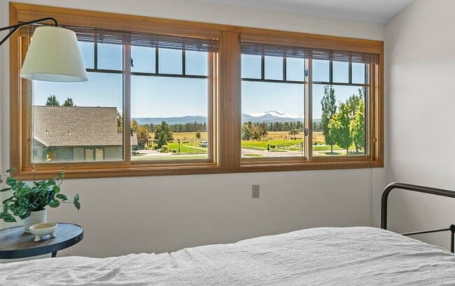 Building Photo - Stunning 4-bedroom/2-bath with pristine Mt. Views in Pine Meadow!