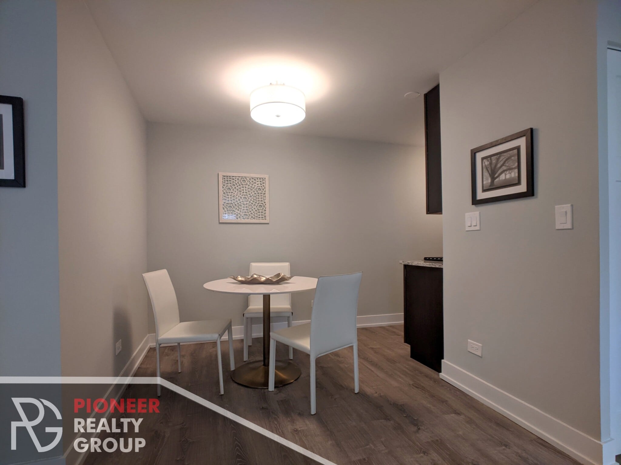 Building Photo - 456 W Barry Ave