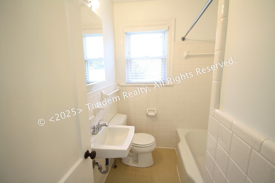 Building Photo - 720 Powers Ave