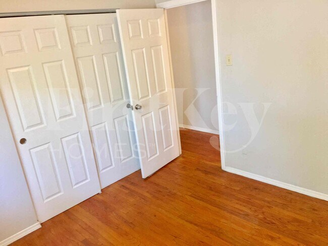 Building Photo - 2275 Glenoro Dr