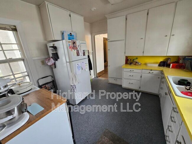 Building Photo - 520 NE Maple St