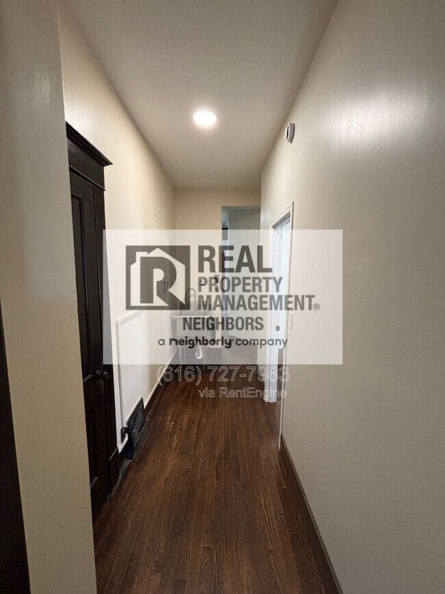 Building Photo - 216 Lafayette Ave NE