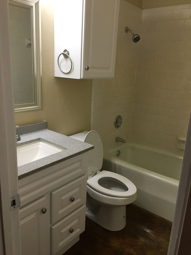 Building Photo - 2/1 with washer dryer
