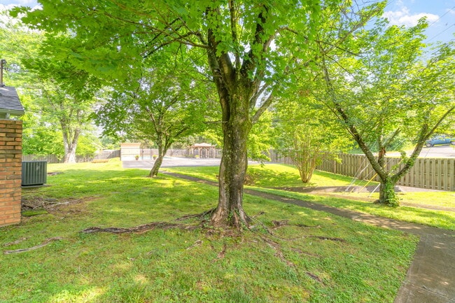 Building Photo - 118 Ladbrook Ln
