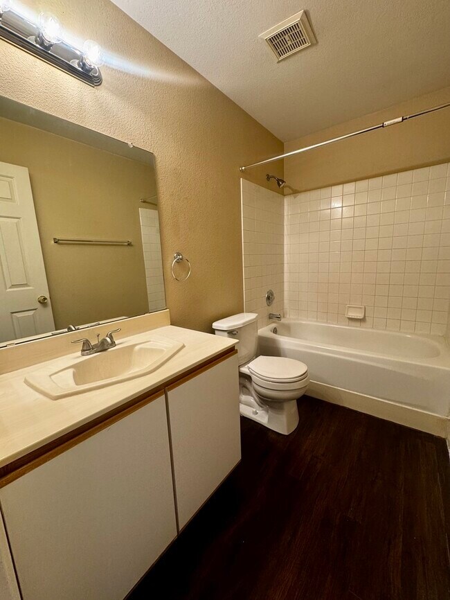 Building Photo - FOR RENT