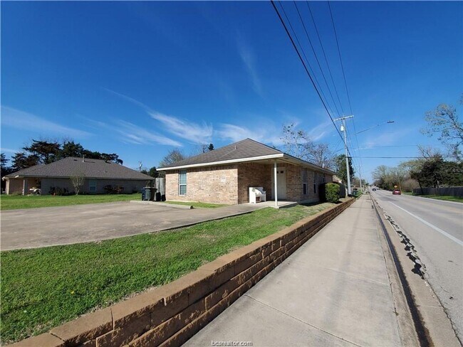 Building Photo - College Station - 3 bedroom /3 bath HOUSE Near TAMU!