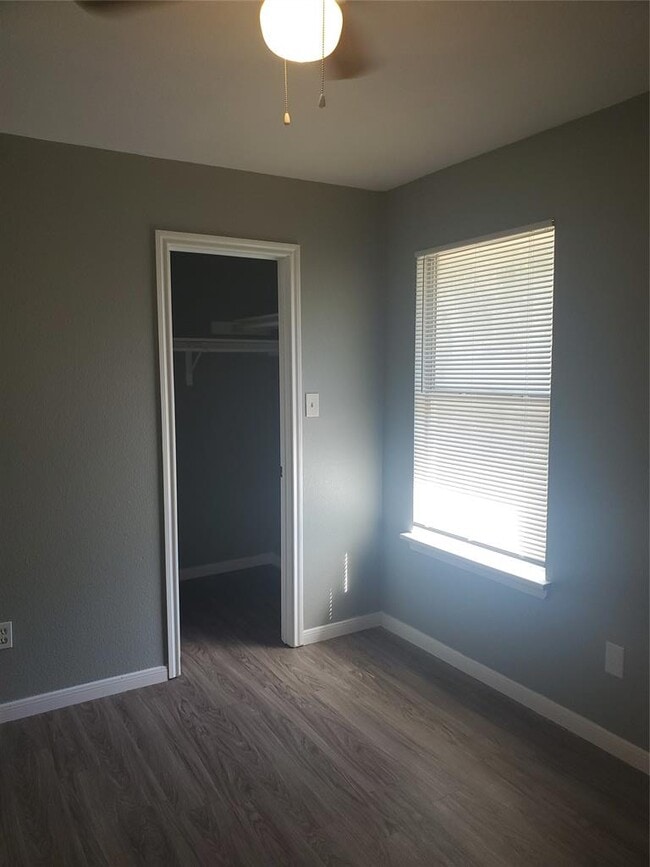 Building Photo - 2221 Creekside Ln