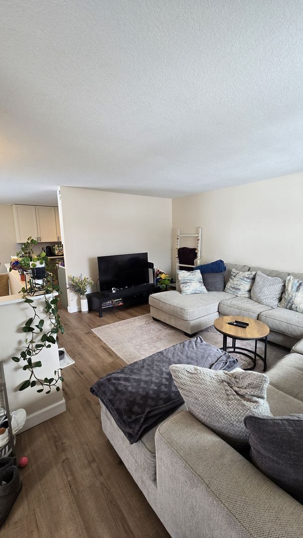 Building Photo - Charming & Spacious Home for Rent in Crystal!