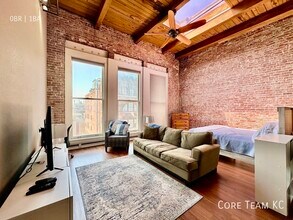 Building Photo - 308 W 8th St