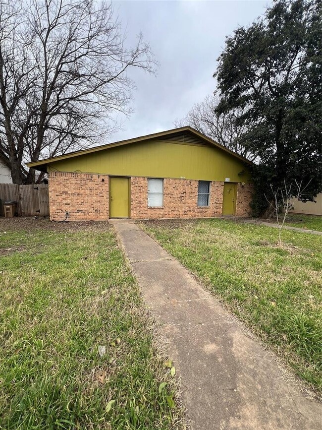 Primary Photo - 1909 E Stassney Ln