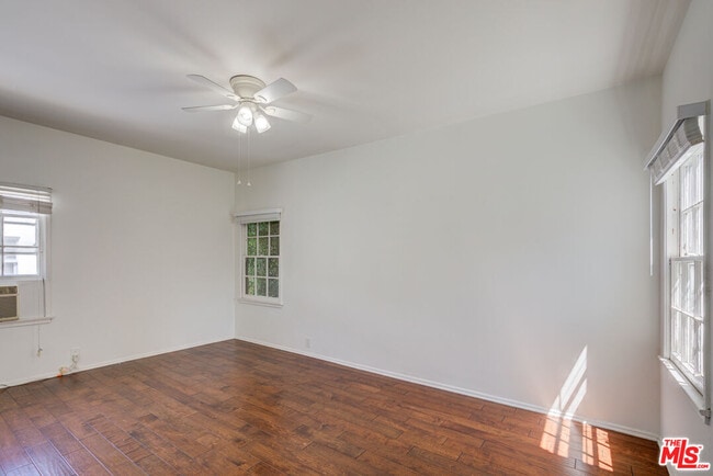 Building Photo - 965 N Doheny Dr