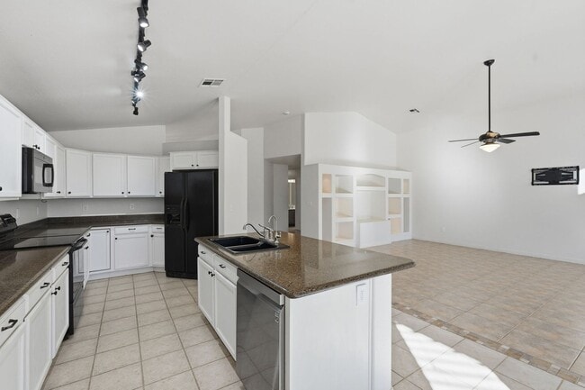 Building Photo - Four beds! Gilbert Location!