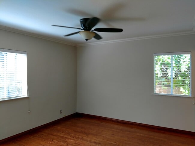 Building Photo - 820 Bank St