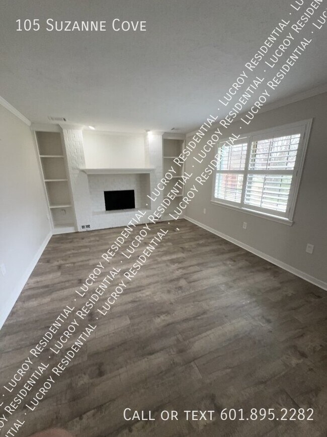 Building Photo - Updated 4-Bedroom Duplex with Fireplace in...