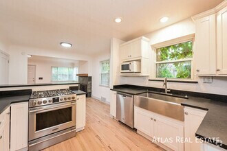 Building Photo - Stylish 3 BR townhome @ great location! ON...