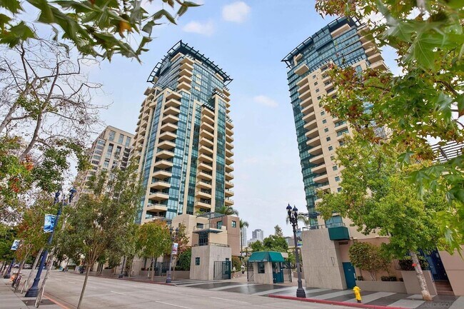 Building Photo - 555 Front St