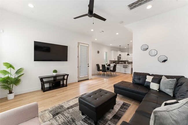 Building Photo - 2341 Eagle St