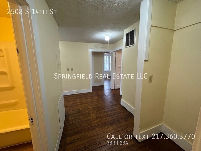 Building Photo - Spacious 3 Bed, 2 Bath Home with Balcony a...