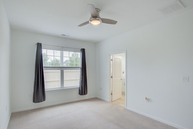 Building Photo - 3 Bed, 2.5 Bath Condo in Hickory School Di...