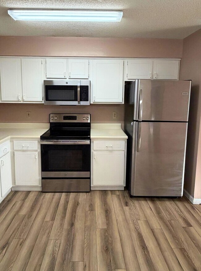 Building Photo - 2 Bedroom Home w/ Flex Room, fenced in yard - Close to base!!