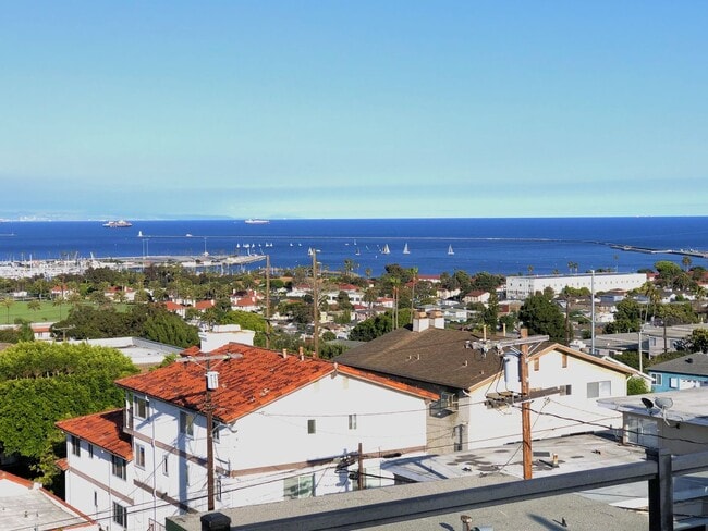 Building Photo - Spacious 2 Bedroom 1 Bathroom Upstairs Condo