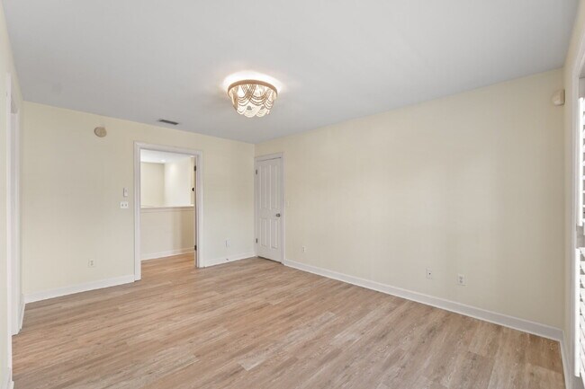Building Photo - 3 bedroom/ 2.5 bathroom in Destin, FL!