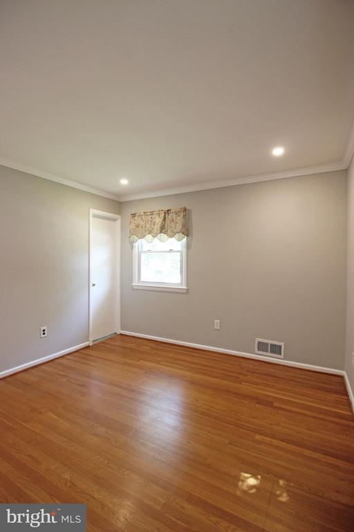 Building Photo - 102 Yeonas Dr SE