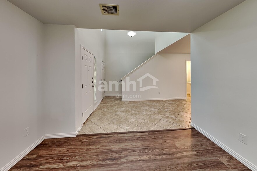 Building Photo - 26949 Carriage Manor Ln
