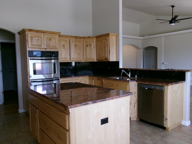 Building Photo - 1132 San Marcos Cir