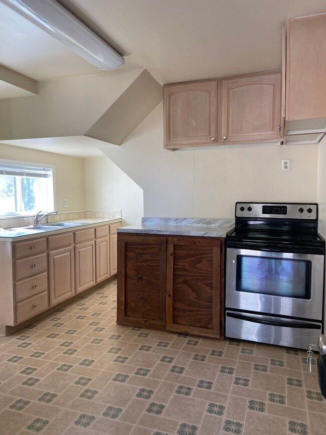 Building Photo - Cozy 3 Bedroom, 1 Bathroom Home with Spacious Back Yard.
