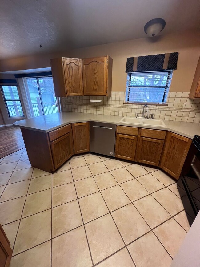 Building Photo - 3 Bedroom 3 Bathroom Highland area home.