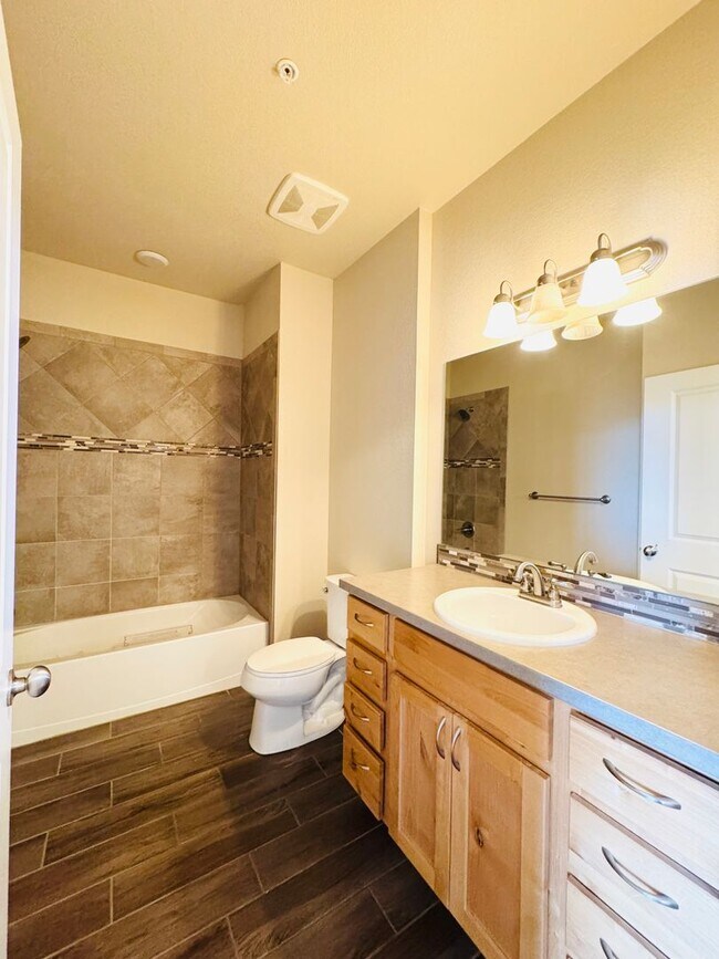 Building Photo - Gorgeous Flats at Rigden Farm 2bed 2bath Condo