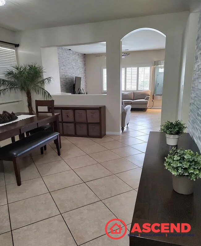 Building Photo - Spacious 5 Bed / 2 Bath Home Near Riverlakes Golf Course!