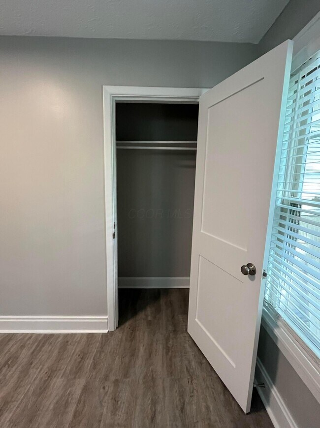 Building Photo - 11 E Kelso Rd