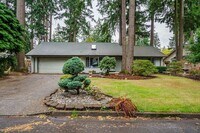 Building Photo - 3 Bedroom 2 Bath Single Level with Fence B...